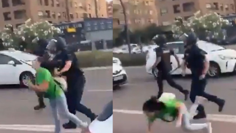 Captura del vídeo difundido en redes sociales donde un agente de policía empuja a una manifestante por la espalda en València. Captura del vídeo difundido en redes sociales donde un agente de policía empuja a una manifestante por la espalda en València.