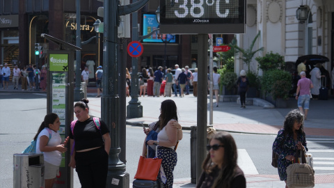 Un termómetro en la calle marca la temperatura en Euskadi (España). Un termómetro en la calle marca la temperatura en Euskadi (España).