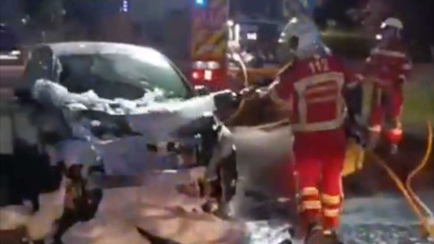 Vecinos sofocan el incendio de un coche en Unquera antes de la llegada de los bomberos Vecinos sofocan el incendio de un coche en Unquera antes de la llegada de los bomberos