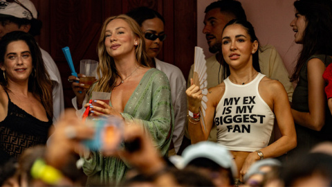 Las actrices María León y Ester Expósito durante el concierto del cantante Bad Bunny el pasado día 30 de mayo en el Riyadh Air Metropolitano.