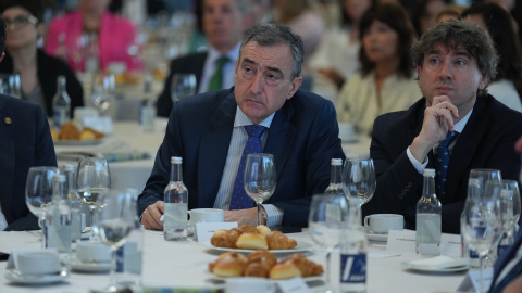 Aitor Esteban (PNV) junto con Eneko Andueza (PSE), durante un desayuno informativo este lunes, en Bilbao.