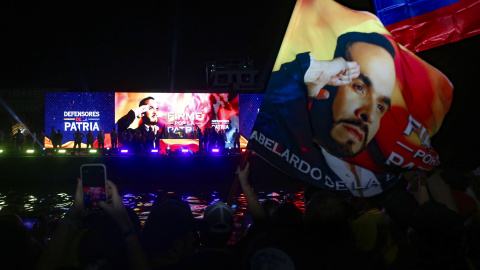 Una embarcación con pantallas y banderas con la imagen del candidato Abelardo de la Espriella duranre la noche electoral en Barranquilla. Una embarcación con pantallas y banderas con la imagen del candidato Abelardo de la Espriella duranre la noche electoral en Barranquilla.