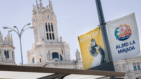 Continúan los preparativos para la visita del papa, en la plaza de Cibeles en Madrid (España).