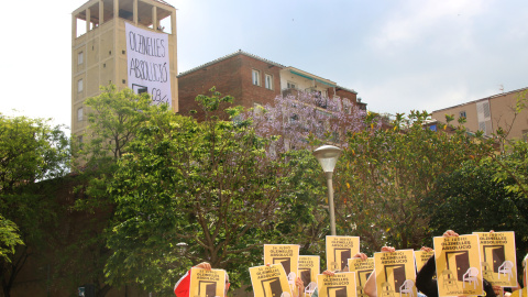 L'acte dut a terme pel grup de suport Olzinelles Absolució amb la parròquia de Sant Medir de fons, on han desplegat la pancarta reivindicativa L'acte dut a terme pel grup de suport Olzinelles Absolució amb la parròquia de Sant Medir de fons, on han desplegat la pancarta reivindicativa