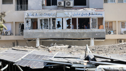 La fachada dañada del Hospital Jabal Amel un día después de un ataque aéreo israelí en la ciudad de Tiro, Líbano, el 2 de junio de 2026.