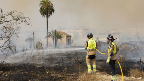 Dos efectivos trabajan en la extinción del incendio forestal localizado en la pedanía de Garres y Lages, Murcia.