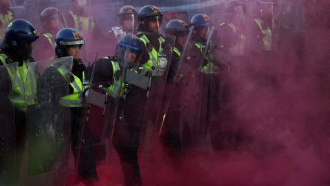 Agentes de policía mantienen la guardia en las protestas por el asesinato del joven Henry Nowak en Southampton.
