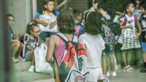 Varios niños y niñas a su llegada al CEIP El Constitución
