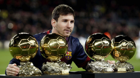 Lionel Messi posa con algunos de los Balones de Oro conseguidos, el 16 de enero de 2013. Lionel Messi posa con algunos de los Balones de Oro conseguidos, el 16 de enero de 2013.