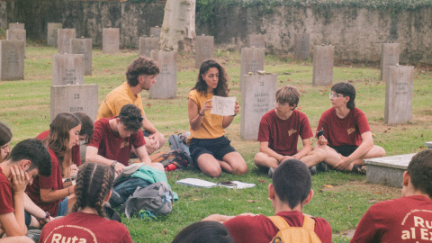 Anna Pastor junto al grupo, en el campo de Gurs, en 2024