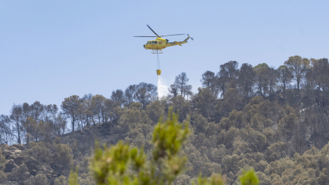 Un helicóptero durante las labores de extición del incendio de los Garres, (Murcia), a 3 de junio de 2026. Un helicóptero durante las labores de extición del incendio de los Garres, (Murcia), a 3 de junio de 2026.