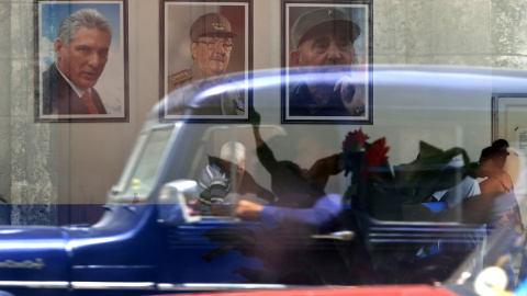 La Habana Varios vehículos pasan frente a las imágenes del presidente de Cuba, Miguel Diaz-Canel, el general y expresidente Raúl Castro, y el fallecido expresidente de Cuba Fidel Castro, en La Habana.