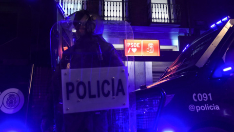 Protestas Ferraz EP Agentes de la Policía Nacional custodian la sede del PSOE en Madrid durante una manifestación de ultraderecha en noviembre de 2025.