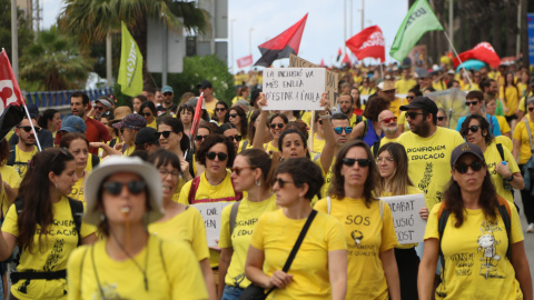 Marxa de docents per la Ronda Litoral cap al pla de Palau