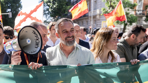 El presidente de Vox, Santiago Abascal, y la portavoz de Vox en la Asamblea de Madrid, Isabel Pérez, durante  una manifestación para exigir la dimisión del presidente del Gobierno, en mayo de 2026.