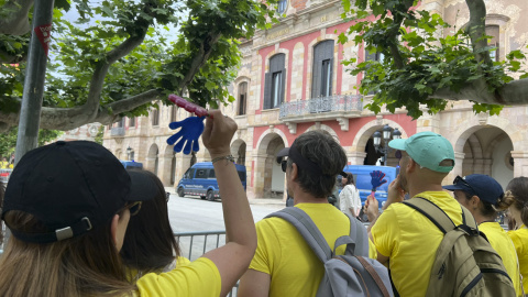 Xiulada de la comunitat educativa a les portes del Parlament