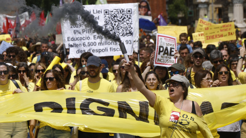 lluitaval Miles de docentes -15.200, según la Guardia Urbana, y 90.000, para Ustec- se han concentrado este viernes en el Parc de la Ciutadella, junto al Parlament, para reclamar un nuevo acuerdo educativo, tras el rechazo del pacto alcanzado entre el Departamento de Educación y una mayoría sindical. EFE/Quique García
