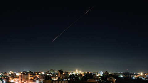 Un misil de defensa aérea israelí sobrevuela Israel, visto desde Hebrón Un misil de defensa aérea israelí sobrevuela Israel, visto desde Hebrón.