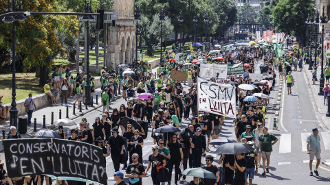 Varias personas manifestandose durante la huelga indefinida de la enseñanza pública en València. Varias personas manifestandose durante la huelga indefinida de la enseñanza pública en València.