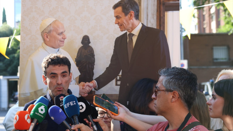 El activista contra los abusos en la Iglesia, Miguel Hurtado, ofrece declaraciones a la prensa durante un acto de denuncia organizado por Reparación Integral YA, frente a la Nunciatura Apostólica, a 8 de junio de 2026, en Madrid (España).
