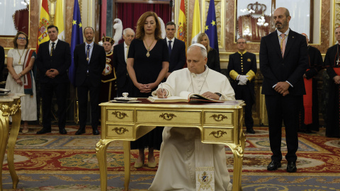 El papa León XIV firma en el libro de visitas del Congreso de los Diputados antes del esperado discurso que pronuncia este lunes en el hemiciclo de la Cámara Baja. El papa León XIV firma en el libro de visitas del Congreso de los Diputados antes del esperado discurso que pronuncia este lunes en el hemiciclo de la Cámara Baja.