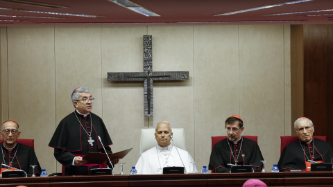 El papa León XIV junto el presidente de la Conferencia Episcopal, Luis Argüello, y varios cardenales durante su encuentro con los obispos en la Conferencia Episcopal Española (CEE) en Madrid. El papa León XIV junto el presidente de la Conferencia Episcopal, Luis Argüello, y varios cardenales durante su encuentro con los obispos en la Conferencia Episcopal Española (CEE) en Madrid.
