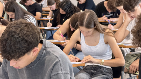 Alumnes del Bages fan un simulacre de selectivitat al campus Manresa de la UVic-UCC Alumnes del Bages fan un simulacre de selectivitat al campus Manresa de la UVic-UCC