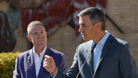 El presidente del Gobierno, Pedro Sánchez, acompañado por el presidente de la Junta de Castilla-La Mancha, Emiliano García Page, en el acto de presentación del Plan de Formación ante Emergencias para centros escolares, en el IES Fernando Zóbel de Cuenca, a 11 de septiembre de 2025