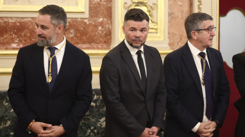 Gabriel Rufián, entre Santiago Abascal y Patxi López, este lunes en el Congreso.