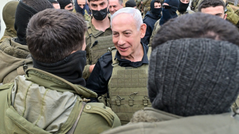 Benjamin Netanyahu, primer ministro de Israel, en una visita a las tropas desplegadas en el sur del Líbano, a 12 de abril de 2026.