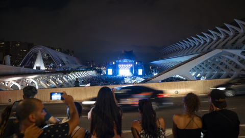 Personas siguen un evento en la Ciudad de las Artes y las Ciencias, lugar en el que se realiza El Festival de Les Arts.
