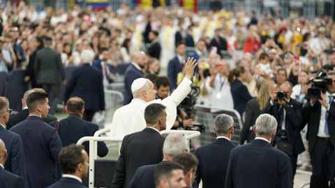 El papa, a su llegada al Santiago Bernabéu este lunes en Madrid. El papa, a su llegada al Santiago Bernabéu este lunes en Madrid.