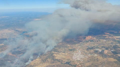 Vista aérea del incendio forestal en Villanueva de los Castillejos.