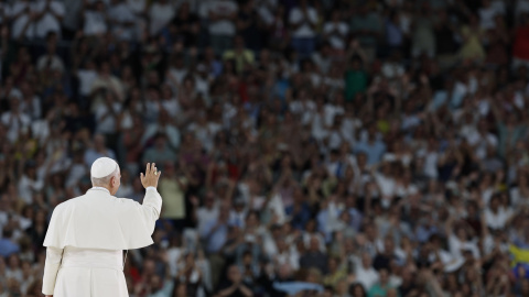 El papa León XIV saluda en el estadio Santiago Bernabéu, en Madrid.