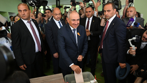 El primer ministro armenio, Nikol Pashinián, vota este domingo en las elecciones parlamentarias de Armernia.