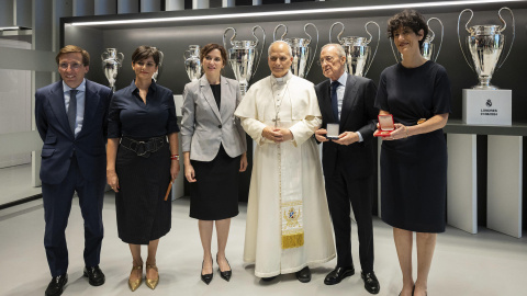 León XIV con el presidente Florentino Pérez, Isabel Díaz Ayuso, José Luis Martínez-Almeida, Elma Sáiz e Isabel Rodríguez, este lunes en el Bernabéu. León XIV con el presidente Florentino Pérez, Isabel Díaz Ayuso, José Luis Martínez-Almeida, Elma Sáiz e Isabel Rodríguez, este lunes en el Bernabéu.