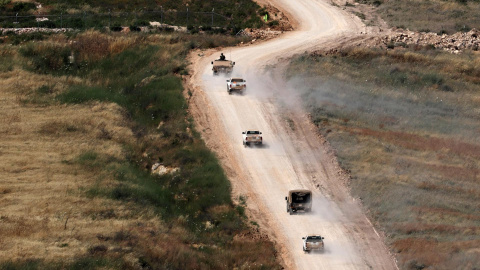 Un convoy de vehículos militares israelíes realiza maniobras en el sur del Líbano, en medio de un alto el fuego entre Israel y Hezbulá. Un convoy de vehículos militares israelíes realiza maniobras en el sur del Líbano, en medio de un alto el fuego entre Israel y Hezbulá.