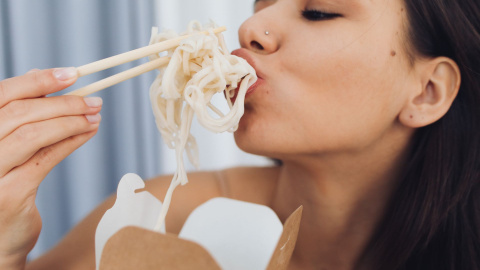 pexels-polina-tankilevitch-6515993 El estrés puede hacer comer de forma compulsiva