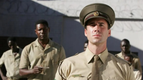 Joseph Fiennes y Dennis Haysber en 'Adiós, Bafana'. Joseph Fiennes y Dennis Haysber en 'Adiós, Bafana'.