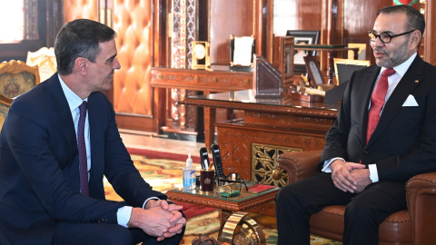 El presidente del Gobierno, Pedro Sánchez, es recibido por el Rey de Marruecos, Mohamed VI, en una imagen de archivo.
