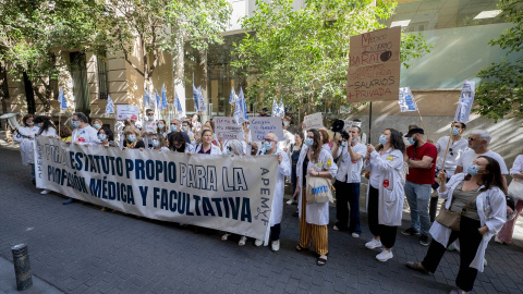 Médicos y facultativos durante una concentración frente a la Consejería de Sanidad de Madrid, a 22 de mayo de 2026.