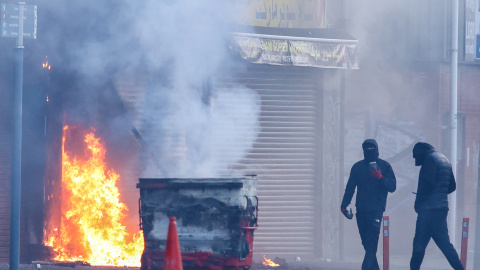Un edificio fue incendiado en la zona de Sandy Row en Belfast, en protestas antiinmigración.