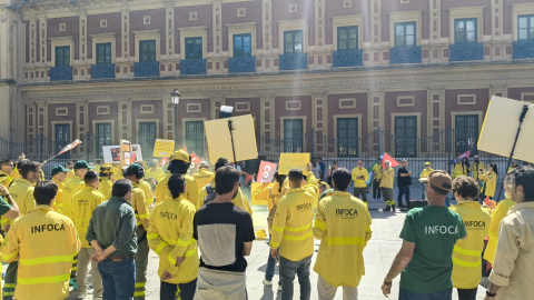 Concentración de los bomberos forestales de Infoca ante el Parlamento andaluz días antes de las elecciones autonómicas del 17-M. Concentración de los bomberos forestales de Infoca ante el Parlamento andaluz días antes de las elecciones autonómicas del 17-M.