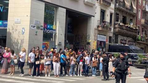 Papa Raval 2 Unos pocos vecinos del Raval esperaban al papa en su visita al popular barrio barcelonés.