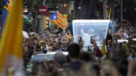 El papa León XIV en su recorrido hacia la Sagrada Familia. El papa León XIV en su recorrido hacia la Sagrada Familia.