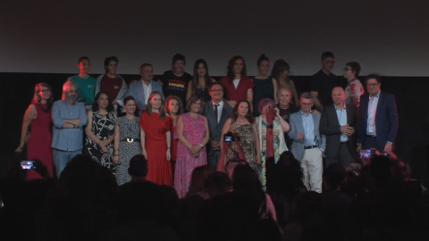 Foto de familia con todos las galardonadas y galardonados de los Premios Público.