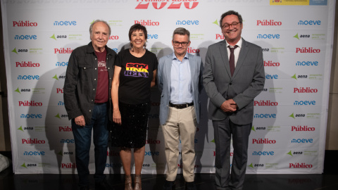 Manuel Rico posa en el photocall con Joan Manuel Serrat, Nieves Concostrina y Álvaro García Ortiz. Manuel Rico posa en el photocall con Joan Manuel Serrat, Nieves Concostrina y Álvaro García Ortiz.