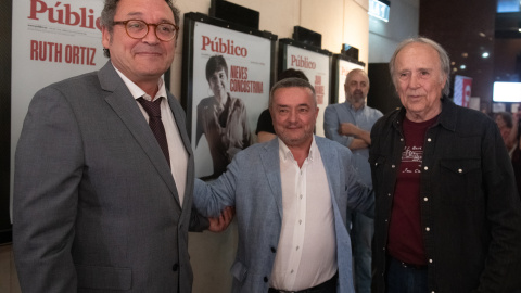 Chema Crespo, Álvaro García Ortiz y Joan Manuel Serrat. Chema Crespo, Álvaro García Ortiz y Joan Manuel Serrat.