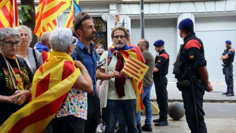 Safa indepes (1) Concentració d'entitats independentistes amb estelades per la visita del papa Lleó XIV amb mossos que barren el pas.