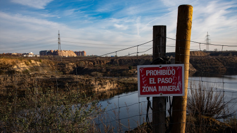 Cartel informativo de la actividad minera en las lagunas de Ambroz. Cartel informativo de la actividad minera en las lagunas de Ambroz.